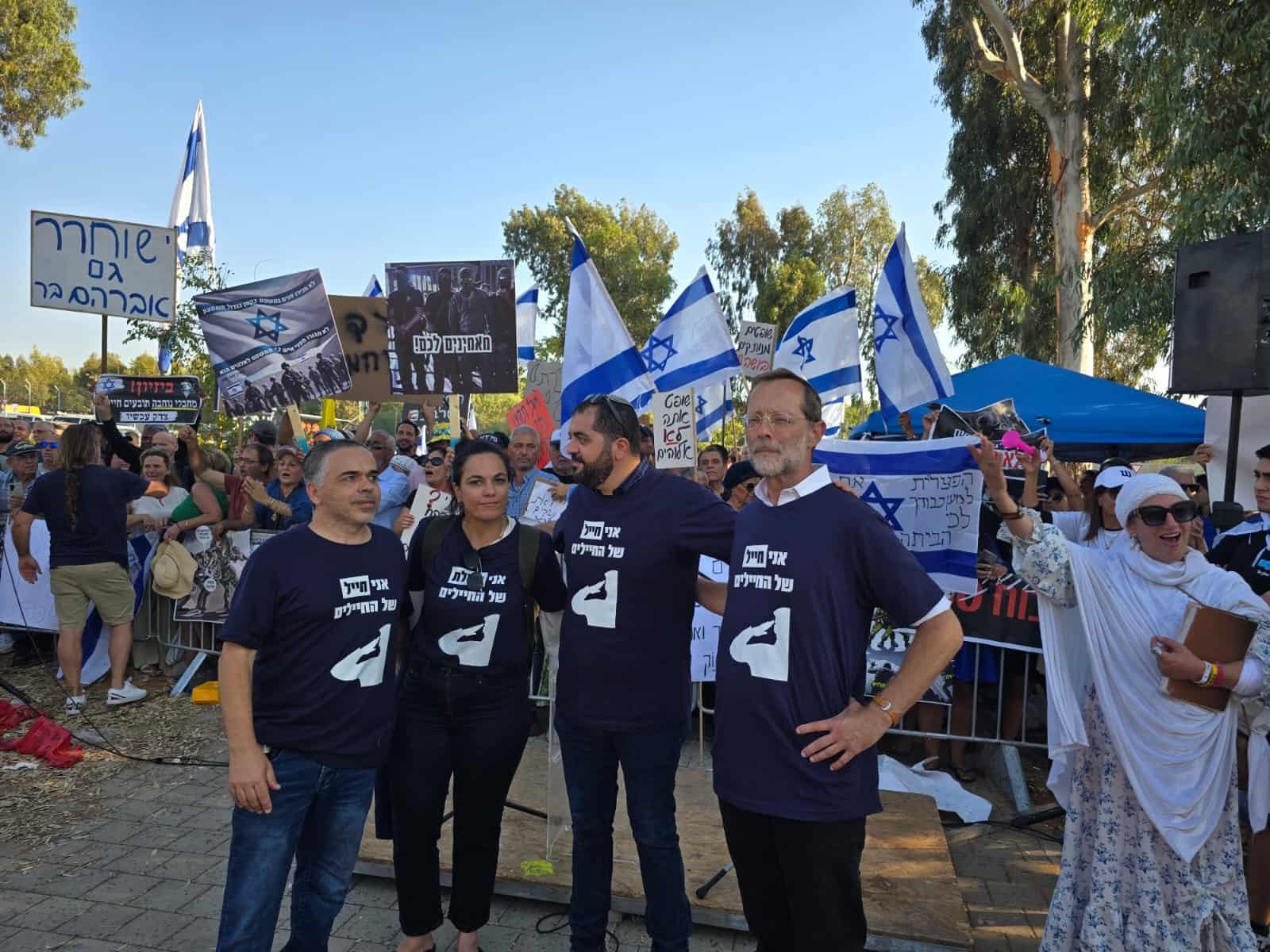 משה פייגלין ופעילי זהות בעצרת המונית, קהל נופף בדגלי ישראל — מחזירים את המדינה לעם