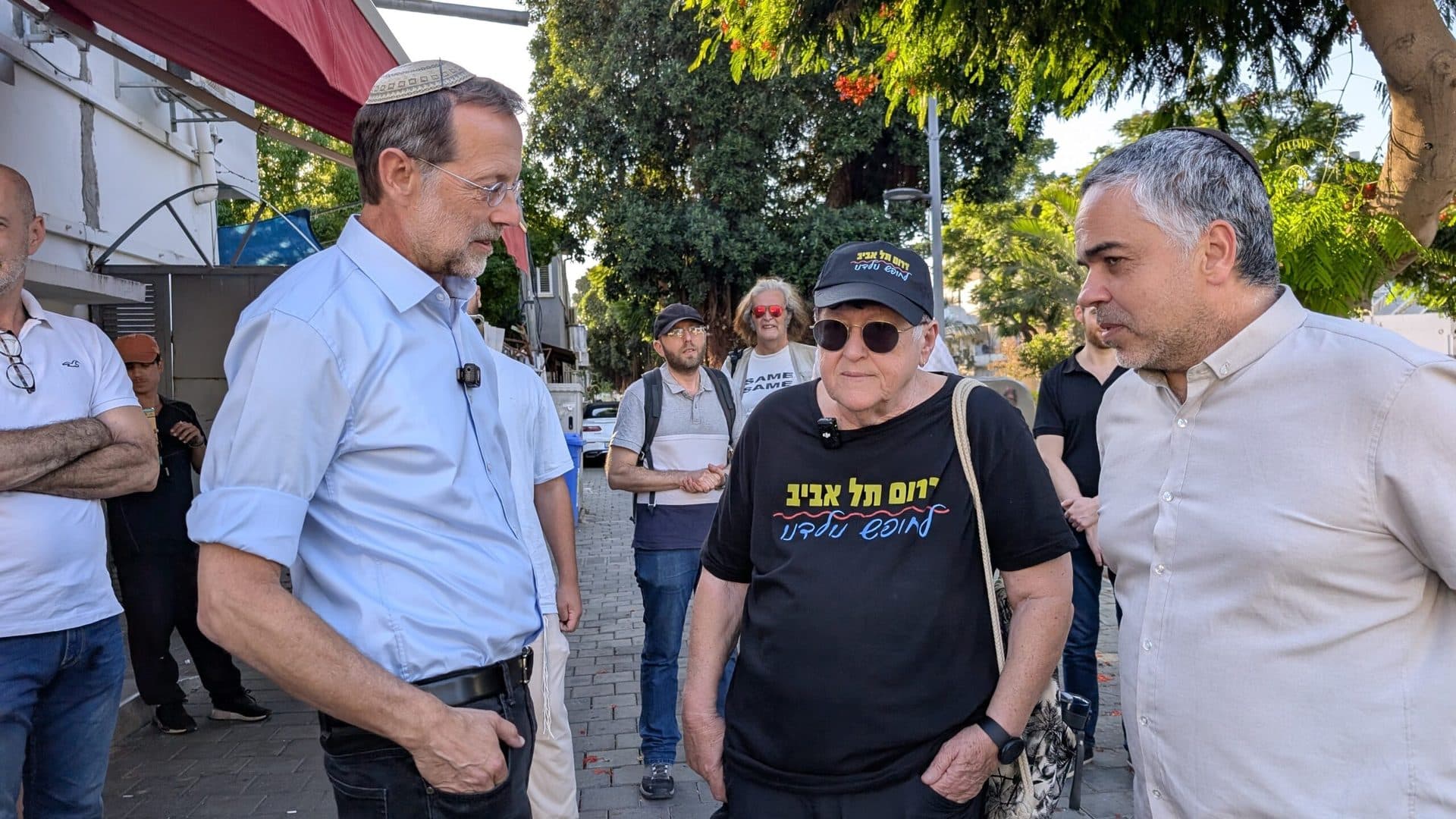 פעילי זהות בקמפיין רחוב, פוגשים אזרחים פנים אל פנים