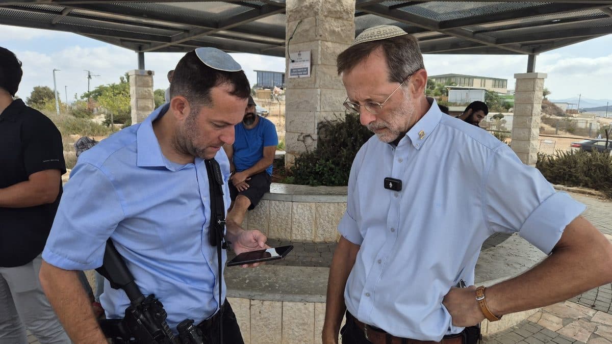 משה פייגלין בקרב קהל צעיר גדול בעצרת זהות